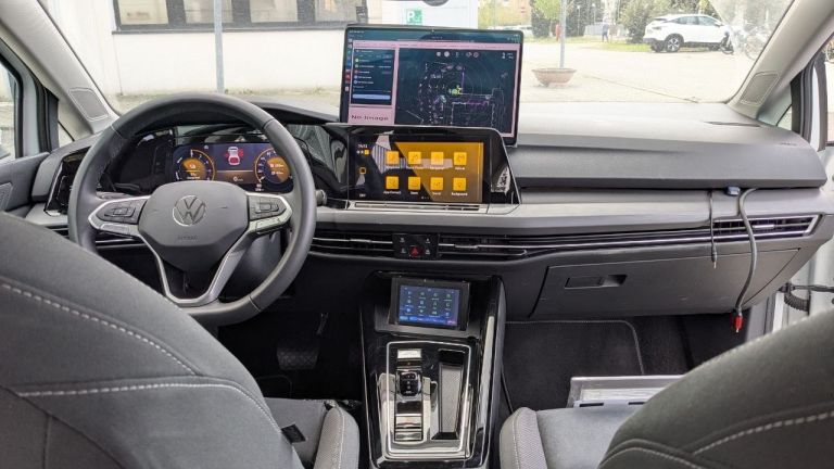 Nasce a Pisa l’auto che impara da sola: il sistema di guida autonoma open source della Scuola Sant’Anna