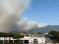 Inferno di fuoco sul Monte Faeta: il vento spinge le fiamme verso il Pisano, evacuate decine di case