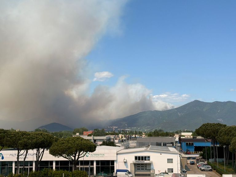 Inferno di fuoco sul Monte Faeta: il vento spinge le fiamme verso il Pisano, evacuate decine di case