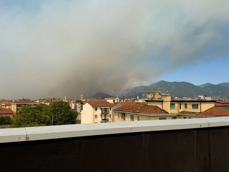 Monte Faeta, l’incendio non si placa: evacuazioni in corso tra Lucca e San Giuliano Terme