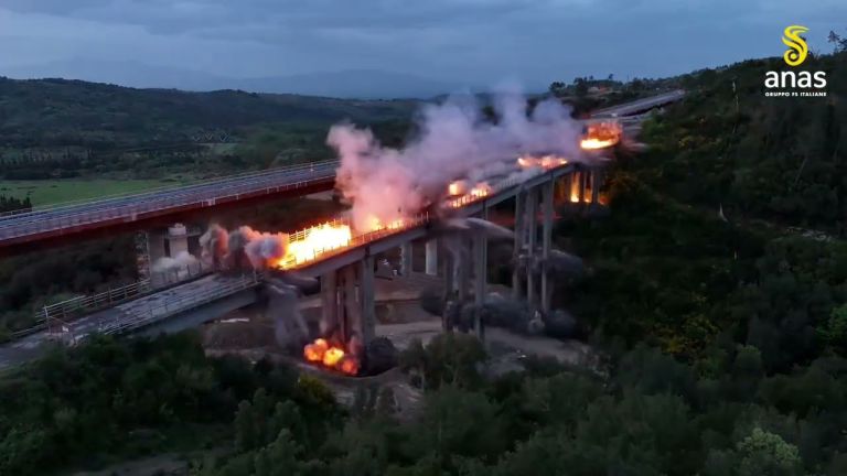 Spettacolare demolizione del viadotto sulla E78 Grosseto-Siena