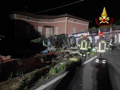 Mezzo pesante colpisce una casa, Aurelia bloccata per ore
