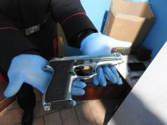 Appiccarono il rogo alla Casa del Popolo di Montepulciano: fermati i due autori La pistola giocattolo trovata durante la perquizione