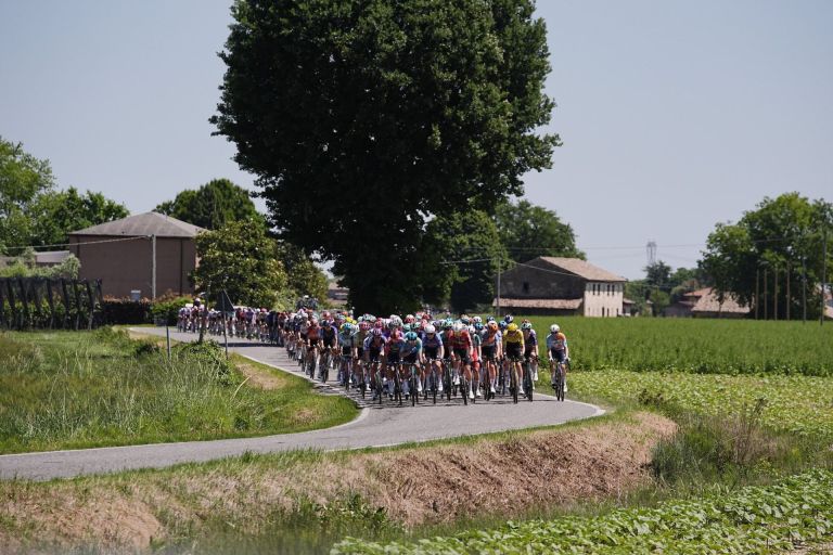 Il Giro d’Italia arriva in Toscana: grande attesa per la cronometro tra Viareggio e Marina di Massa