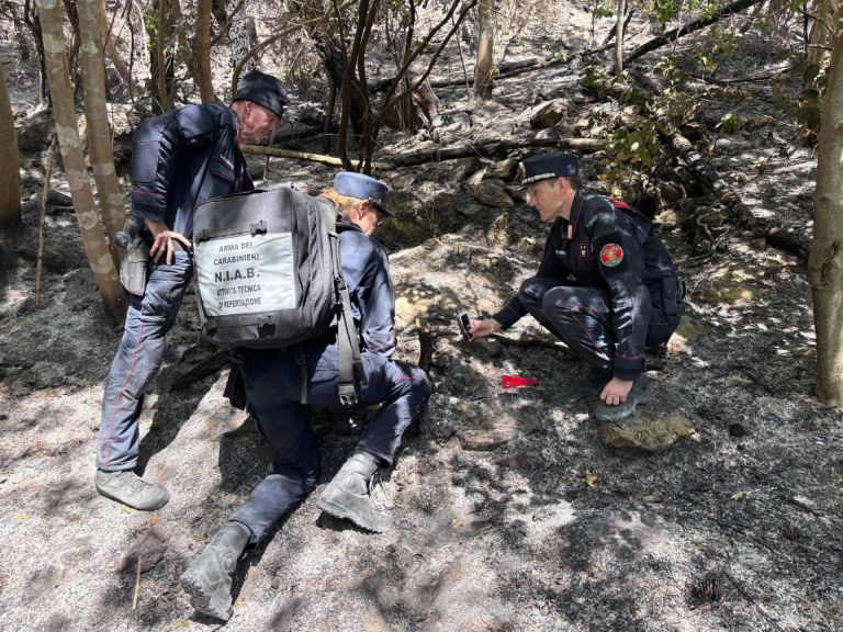 Incendio monte Faeta. Indagati due giardinieri. Appiccato il fuoco degli sfalci erano andati a pranzo