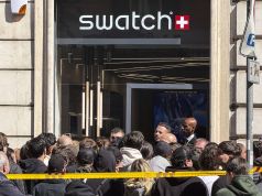 Ressa e spintoni per un orologio. Centinaia di persone in coda dalla sera prima L'atttesa a Roma per l'uscita del nuovo modello di orologi. A Firenze rischiata la rissa