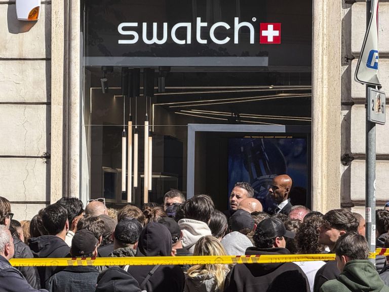 Ressa e spintoni per un orologio. Centinaia di persone in coda dalla sera prima