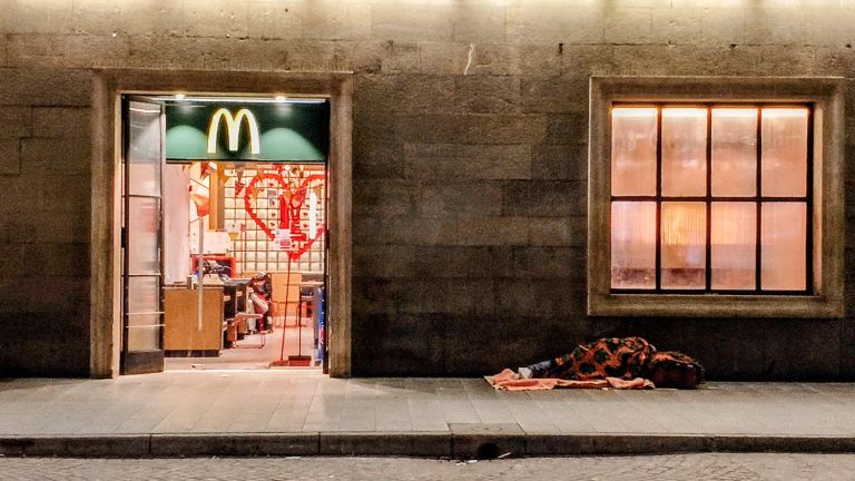 Nasce il fondo di microcredito per le persone senza fissa dimora: a crearlo la rivista Fuori Binario
