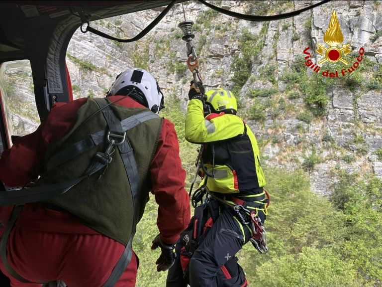 Tre alpinisti bloccati sulle Apuane: soccorso in corso