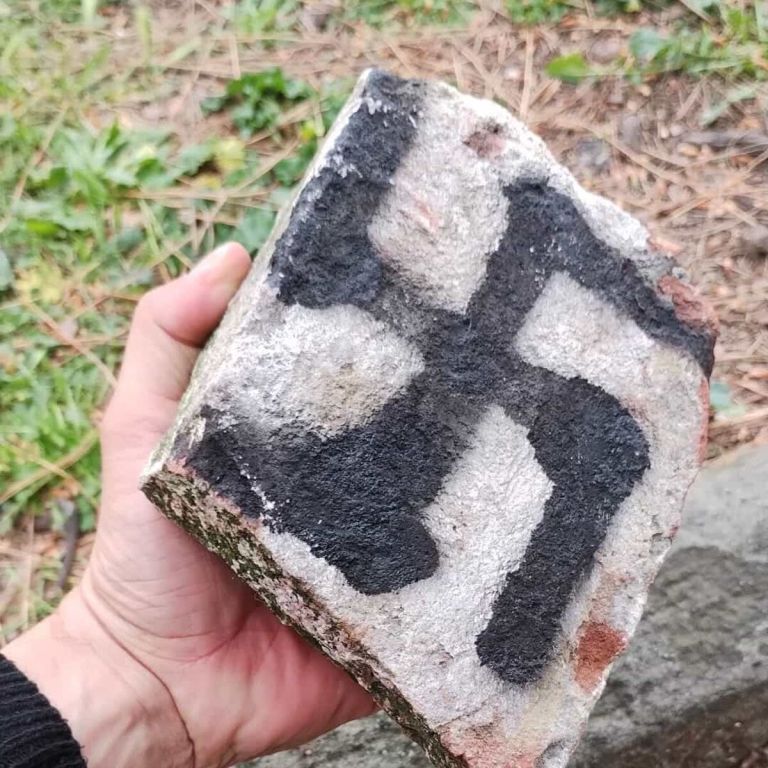Oltraggio alla memoria di Serantini: compaiono svastiche e simboli neonazisti a Pisa