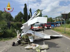 Atterraggio d’emergenza per un aereo da turismo. Precipita e colpisce un auto