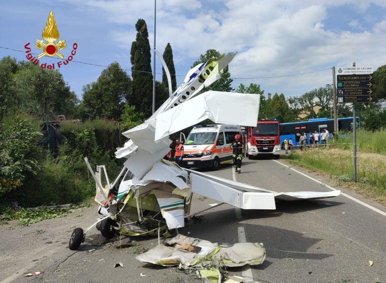 Atterraggio d’emergenza per un aereo da turismo. Precipita e colpisce un auto
