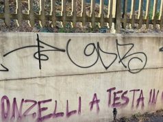 Giovanni Donzelli preso ancora di mira con scritte minacciose. Solidarietà di FdI: “Vile intimidazione”