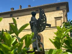 Gli “Arcangeli” di Alberto Inglesi in Villa. Alle Volte Alte la mostra