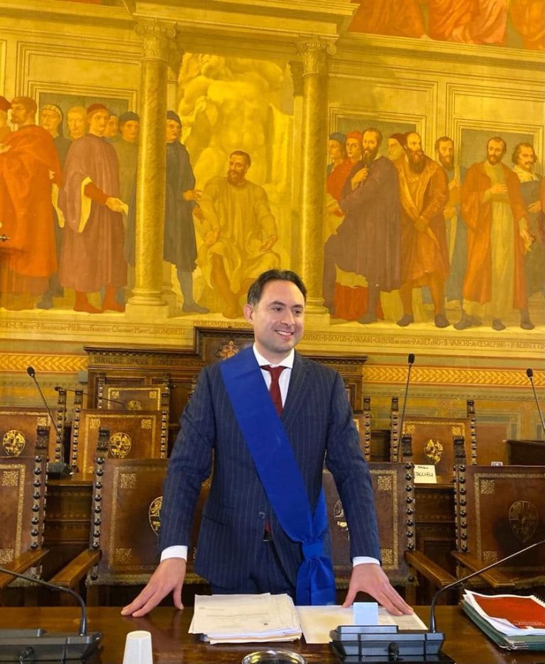 Cittadinanza facile, indagato il sindaco di Anghiari: 23 pratiche contestate