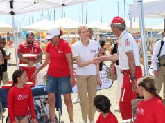 Mare più sicuro: sulla spiaggia di Viareggio la principessa Charlène di Monaco
