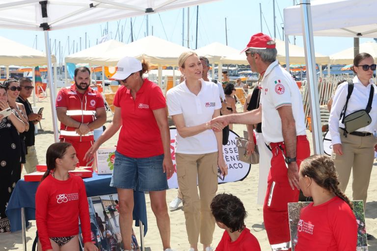 Mare più sicuro: sulla spiaggia di Viareggio la principessa Charlène di Monaco