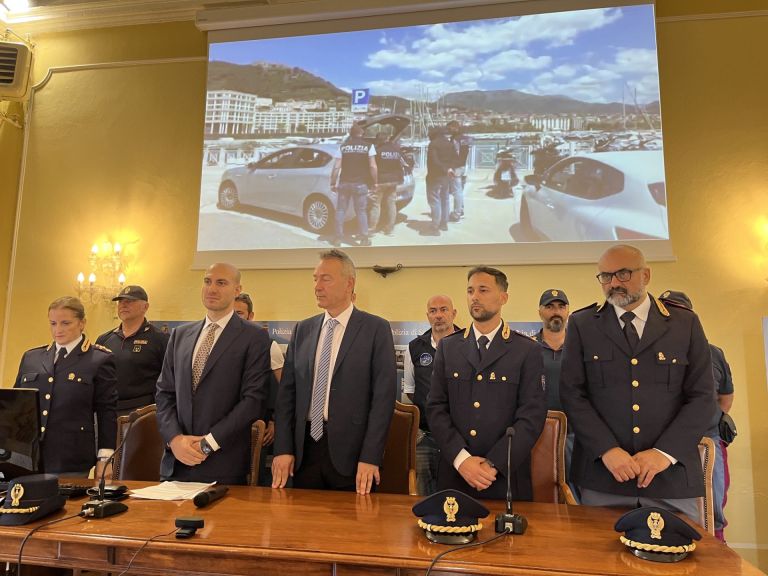 Truffa internazionale con auto di lusso. Giro d’affari da un milione e mezzo di euro. 41 indagati per truffa, riciclaggio e ricettazione