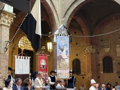 Palio di Siena. Presentato il Drappellone di Ismaele Nones