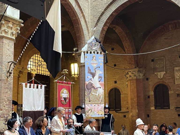Palio di Siena. Presentato il Drappellone di Ismaele Nones