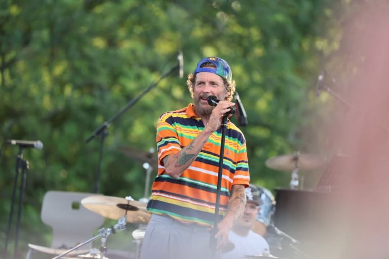 Rondine in festa, Jovanotti sul palco e il siparietto con il vescovo