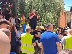 Manifestazione sotto il Comune per l’incendio della Delca: in 300 per chiedere chiarimenti e tutele