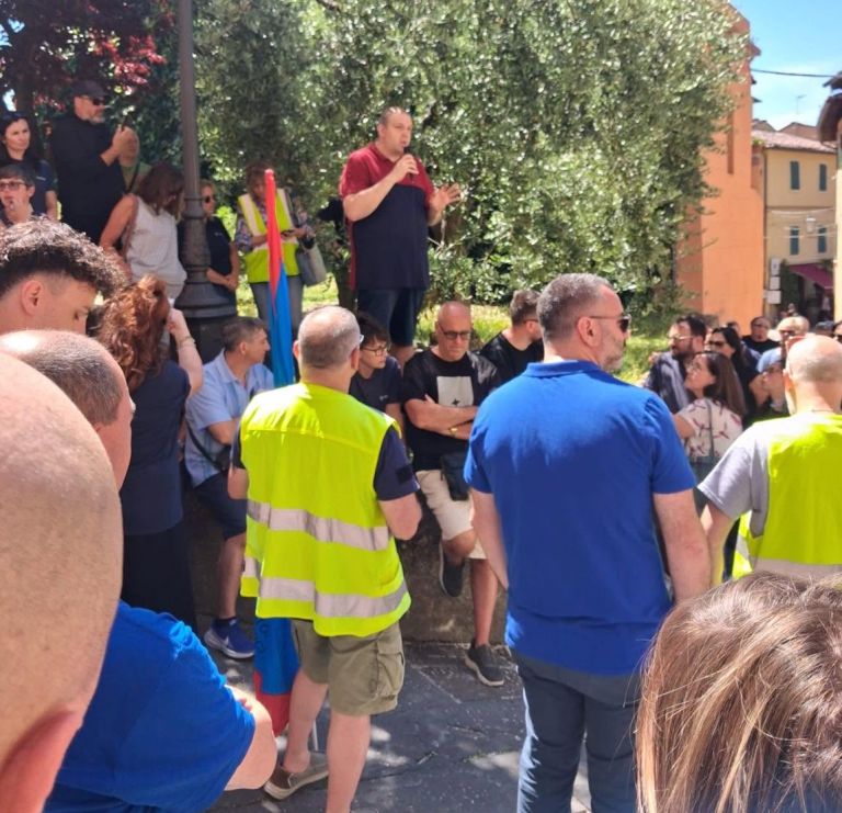 Manifestazione sotto il Comune per l’incendio della Delca: in 300 per chiedere chiarimenti e tutele