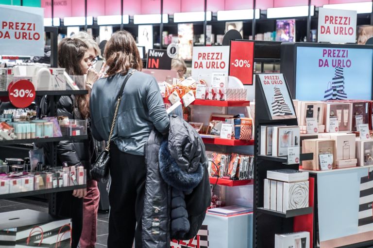 Consumi. A giugno intenzione di acquisto -2,7%. Cresce il risparmio, trainano i viaggi