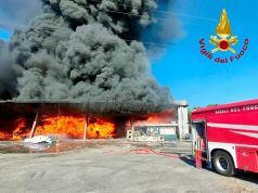 Manifestazione sotto il Comune per l’incendio della Delca: in 300 per chiedere chiarimenti e tutele