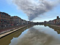 Pisa, maxi incendio alla Delca Energy: colonna di fumo visibile a chilometri. Evacuato il liceo a Cascina