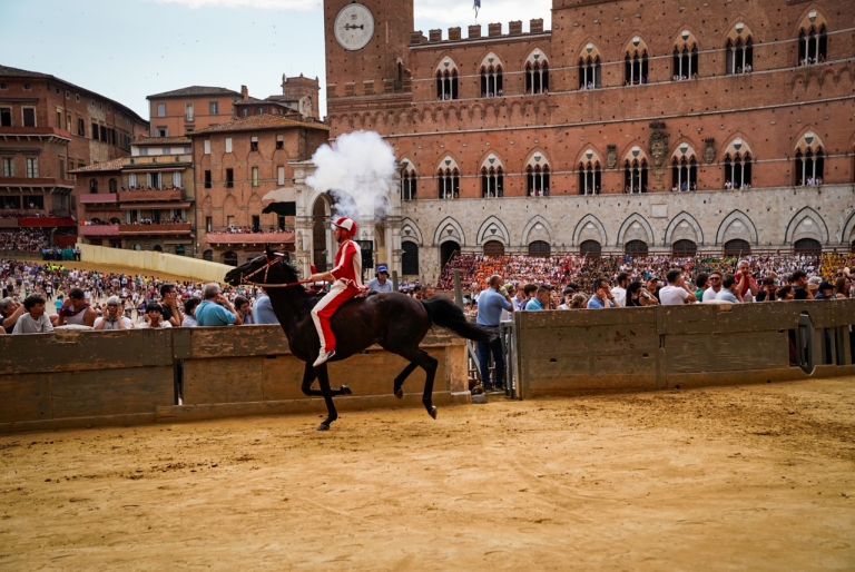 Palio 2 luglio, la Giraffa vince la seconda prova