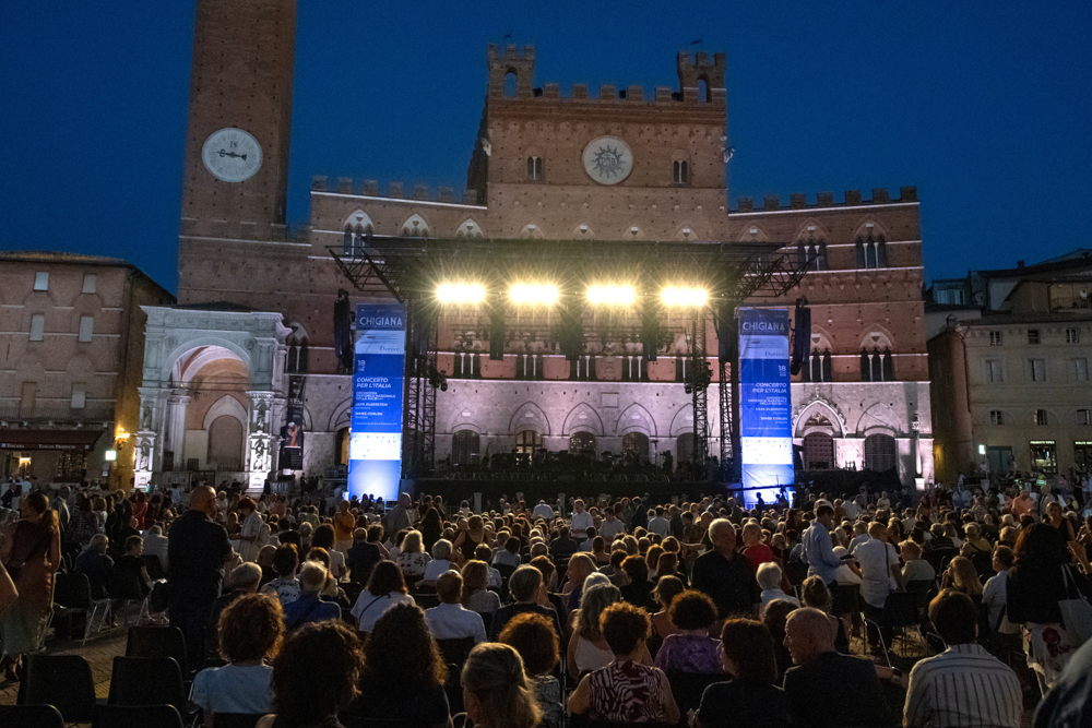 Concerto per l'Italia 2025, standing ovation in Piazza del Campo (ph Roberto Testi)