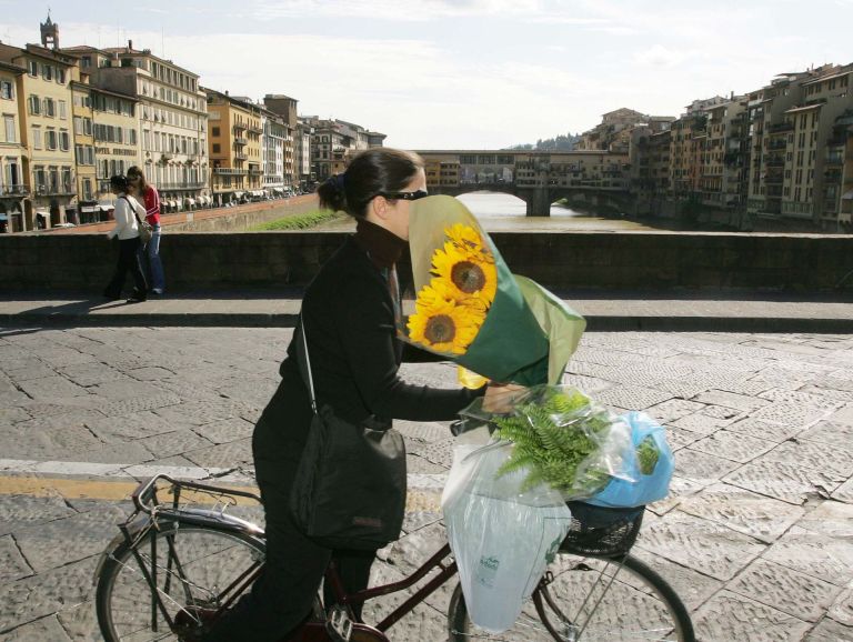 Traffico in città. Spostamenti in auto per fare 2 km nella metà dei casi
