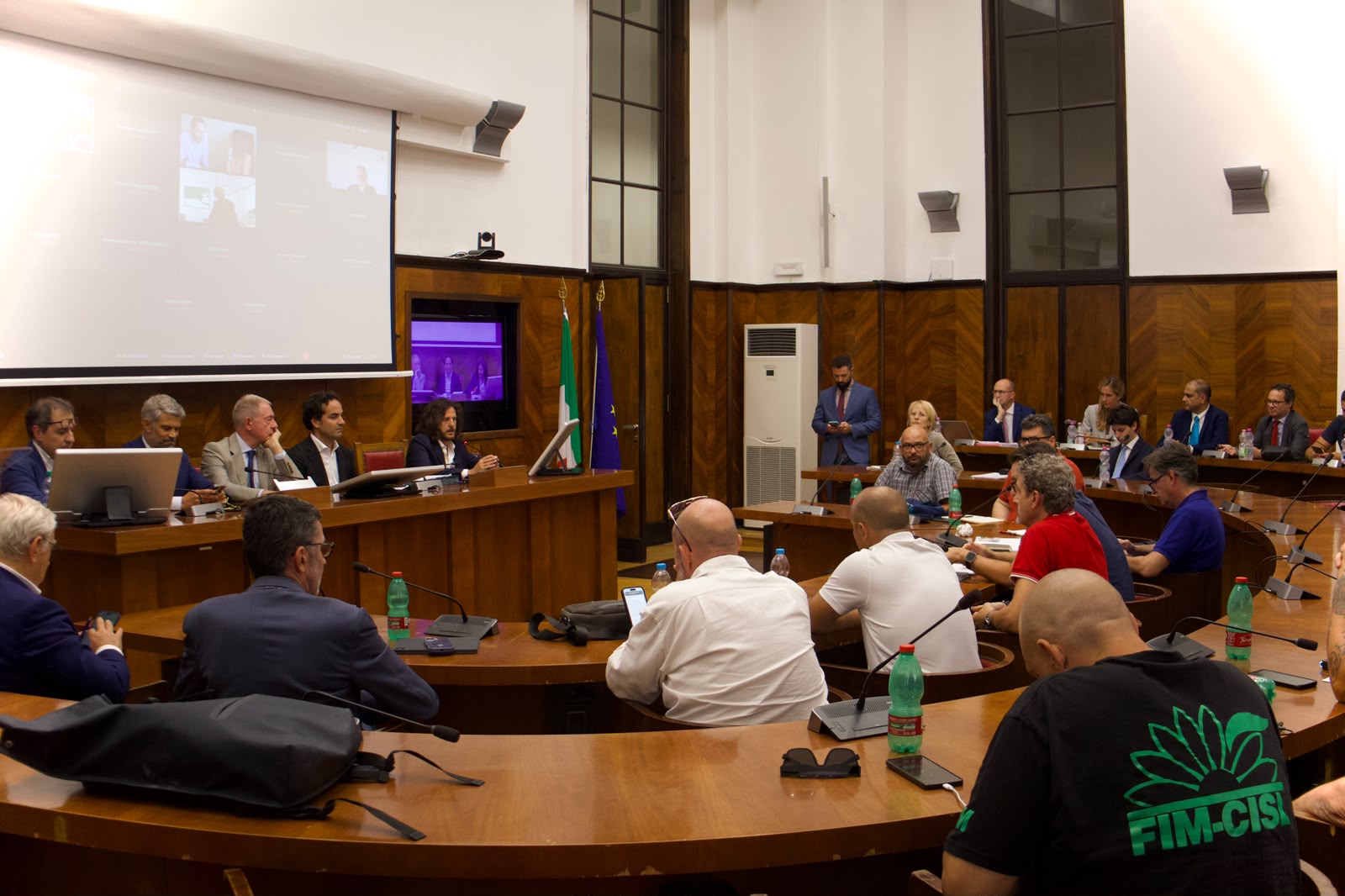 Piombino accordo Il tavolo ministeriale dove è stato firmato l'accordo