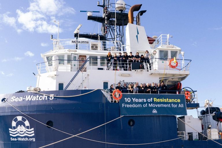Sbarcati 50 migranti a Marina di Carrara: è il 23° di una nave Ong in tre anni