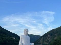Via la frase contro il comunismo dalla nuova statua di don Milani. Il sindaco: “Non ci deve essere scontro politico”