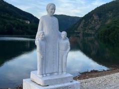 Via la frase contro il comunismo dalla nuova statua di don Milani. Il sindaco: “Non ci deve essere scontro politico”