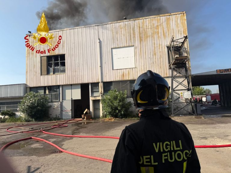 Incendio all’Osmannoro in un’azienda di produzione di pellami