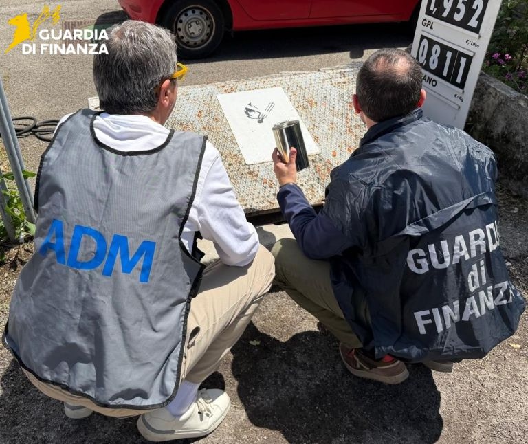 Troppa acqua nel gasolio, maxi sequestro di 23 milioni di litri nel deposito di Livorno