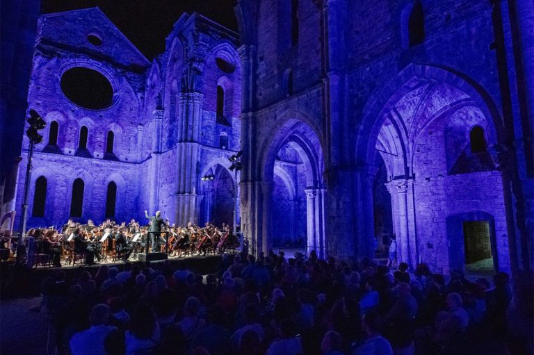 Accademia Chigiana, Luciano Acocella sotto le stelle di San Galgano con l’Orchestra Fondazione Pavarotti