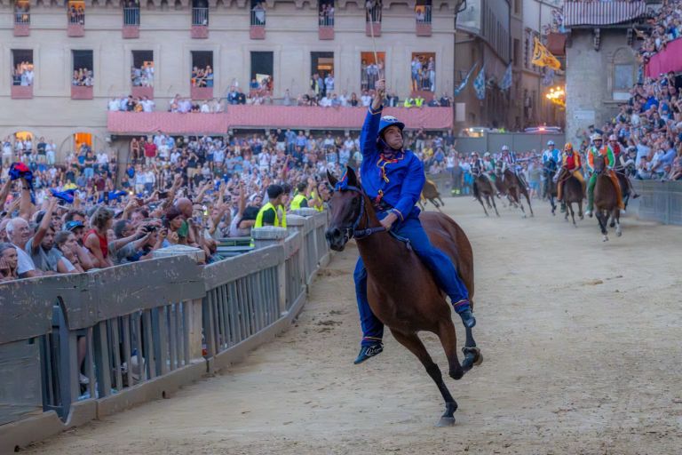 Palio di Siena, vince il Nicchio. Dopo 28 anni la vittoria torna nei Pispini