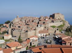 Isola del Giglio. Il Castello si tinge di rosa: ad agosto tre appuntamenti nel segno della tradizione, solidarietà e partecipazione