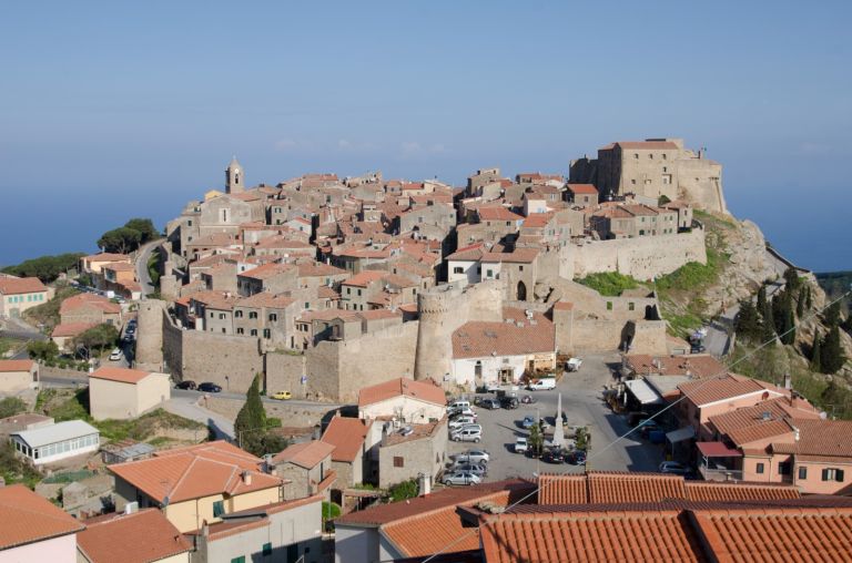 Isola del Giglio. Il Castello si tinge di rosa: ad agosto tre appuntamenti nel segno della tradizione, solidarietà e partecipazione