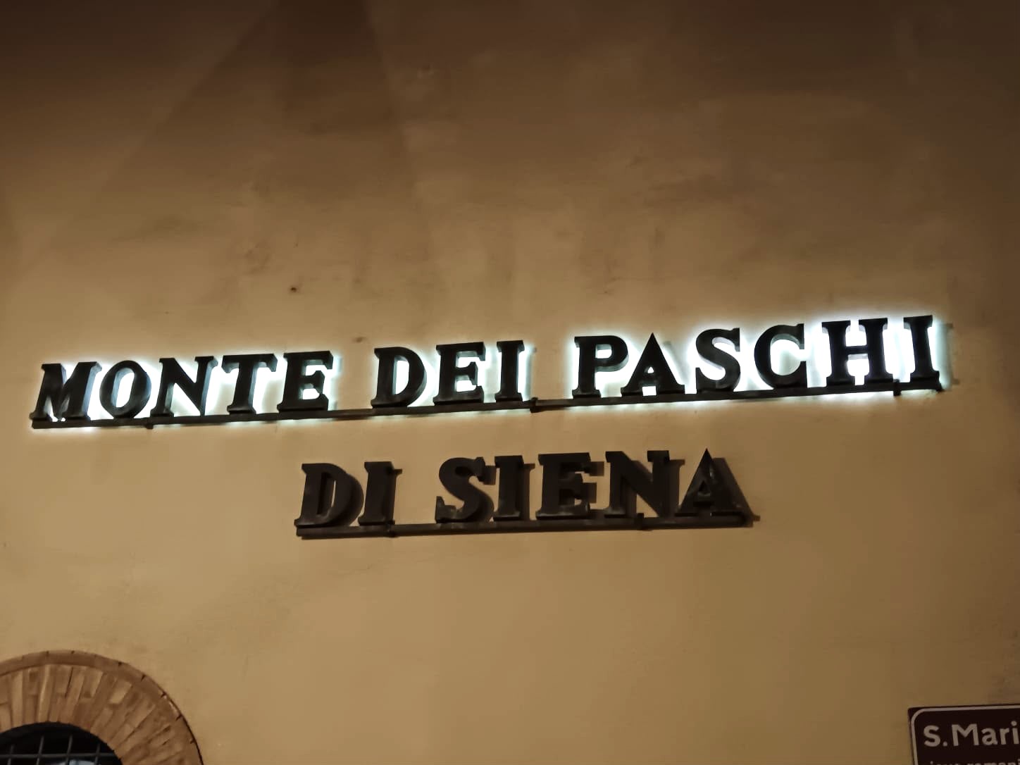 MPS insegna Siena spenta