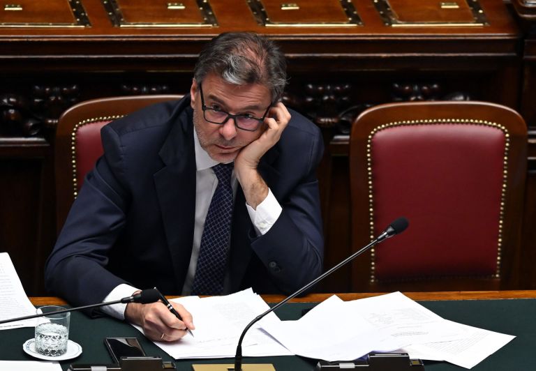 Mps, Giorgetti frena su vendita azioni. Perchè non entra in campo la Fondazione?