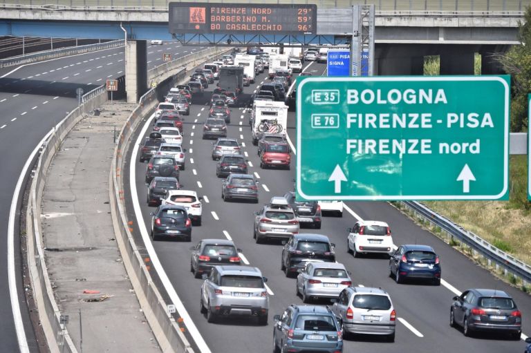 Strade, 25 milioni di auto attese nel fine settimana. Traffico da bollino rosso