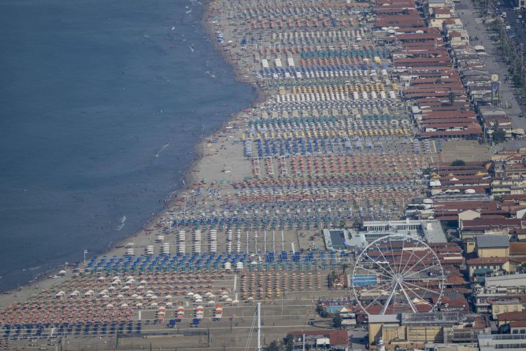 Ferragosto, cosa si festeggia? Giorno sospeso in mezzo all’estate. Dalle Feriae Augusti alla Beata Vergine