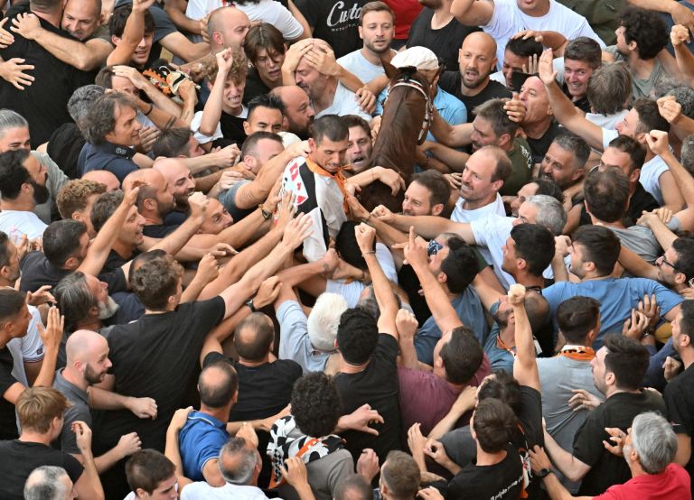 La liturgia del Palio di Siena e i suoi misteri che rapiscono il cuore: il senso della corsa e il valore delle contrada