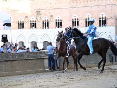 Palio di Siena. La contrada dell’Onda vince la prima prova