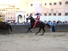 Palio di Siena, la contrada della Giraffa vince la terza prova